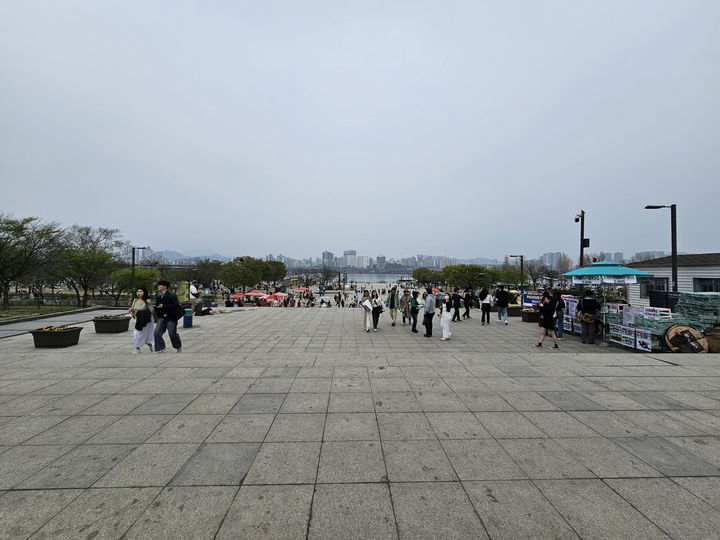 [서울=뉴시스]한강공원 천상의계단 정비 후. 2024.04.10. (사진=서울시 제공) *재판매 및 DB 금지