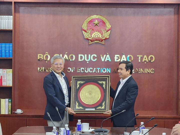 [창원=뉴시스] 8일(현지시각) 베트남 교육훈련부 1층 회의실(하노이)에서 박성수(왼쪽) 부교육감, 호앙득민 평생교육국장이 베트남 전통 기념품(청동 북)을 들고 기념 촬영하고 있는 모습. (사진=경남교육청 제공) 2024.04.09. photo@newsis.com *재판매 및 DB 금지