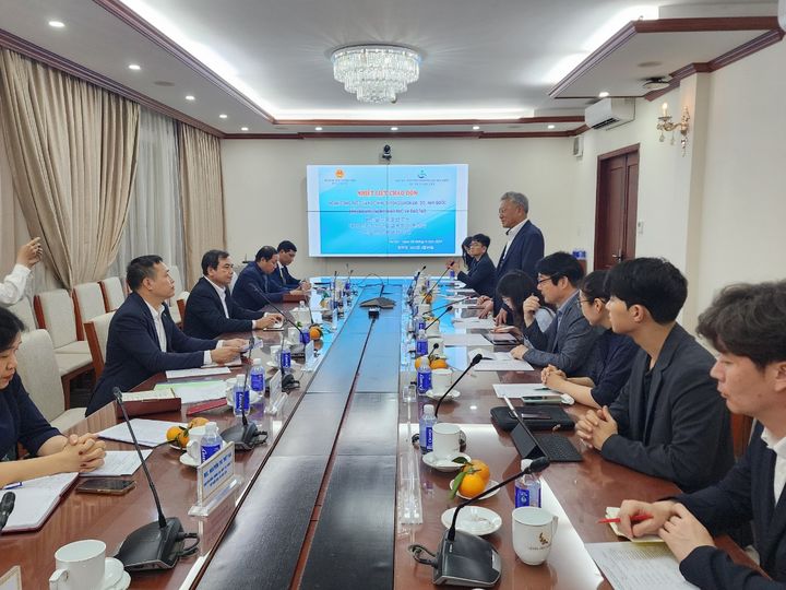 [창원=뉴시스] 8일(현지시각) 베트남 교육훈련부 1층 회의실(하노이)에서 경남교육청 방문단(단장 박성수 부교육감)과 베트남 교육훈련부(호앙득민 평생교육국장과 소속 직원 총 7명)가 교육정보화 지원사업의 발전 방안과 방향성에 대해 논의하는 모습. (사진=경남교육청 제공) 2024.04.09. photo@newsis.com *재판매 및 DB 금지