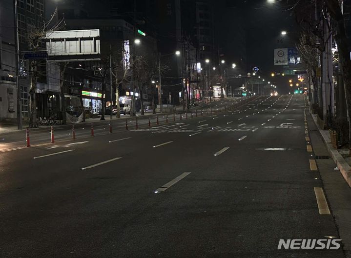 [서울=뉴시스]서울시가 어두운 밤길이나 빗길에도 밝고 선명한 고성능 차선을 확대 적용한다고 11일 밝혔다. 사진은 태양광 LED 도로표지병+고성능 차선(사진=서울시 제공). 2024.04.11. photo@newsis.com 