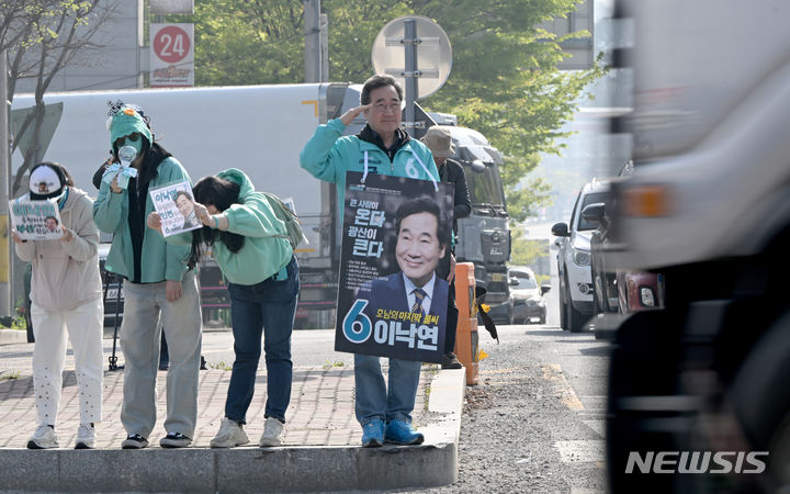 [광주=뉴시스] 김혜인 기자 = 제22대 국회의원 선거 투표를 하루 앞둔 9일 오전 광주 광산구 장덕동에서 새로운미래 이낙연 후보가 출근길 인사를 하고 있다. 2024.04.09. hyein0342@newsis.com