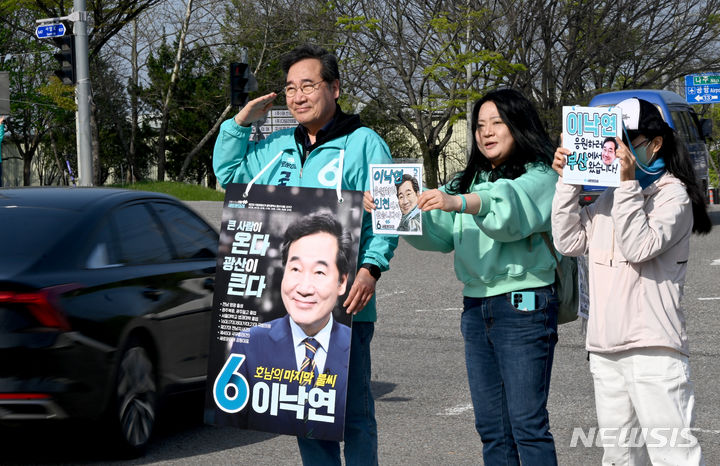 [광주=뉴시스] 김혜인 기자 = 제22대 국회의원 선거 투표를 하루 앞둔 9일 오전 광주 광산구 장덕동에서 새로운미래 이낙연 후보가 출근길 인사를 하고 있다. 2024.04.09. hyein0342@newsis.com