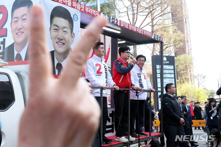 [서울=뉴시스] 조성봉 기자= 한동훈 국민의힘 비상대책위원장이 9일 오전 서울 도봉구 창동역 인근에서 열린 김재섭 도봉갑 후보, 김선동 도봉을 후보의 선거 지원유세에서 시민들에게 지지를 호소하고 있다.&nbsp; 2024.04.09. suncho21@newsis.com
