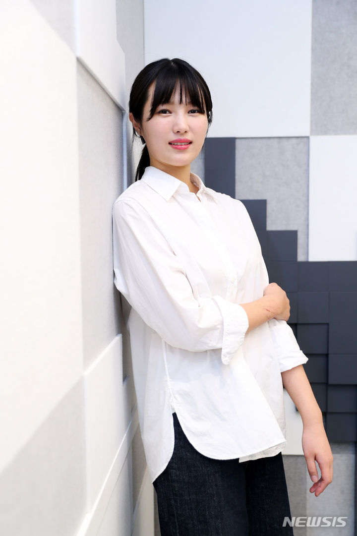 [서울=뉴시스] 김혜진 기자 = 크리에이터 이상한 과자가게가 지난 8일 오후 서울 강남구 구글코리아에서 진행된 뉴시스와 인터뷰에 앞서 포즈를 취하고 있다. 2024.04.12. jini@newsis.com