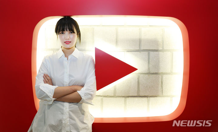 [서울=뉴시스] 김혜진 기자 = 크리에이터 이상한 과자가게가 지난 8일 오후 서울 강남구 구글코리아에서 진행된 뉴시스와 인터뷰에 앞서 포즈를 취하고 있다. 2024.04.12. jini@newsis.com