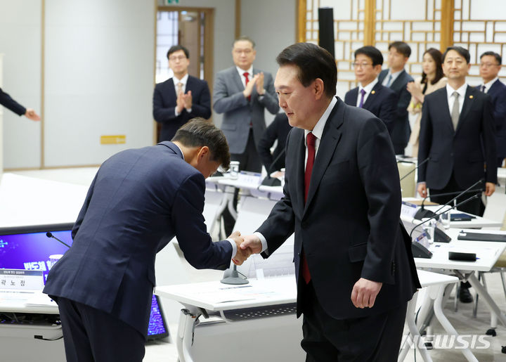 [서울=뉴시스] 전신 기자 = 윤석열 대통령이 9일 서울 용산 대통령실 청사에서 열린 반도체 현안 점검회의에 입장하며 곽노정 SK하이닉스 대표이사 사장과 인사하고 있다. 2024.04.09. photo1006@newsis.com