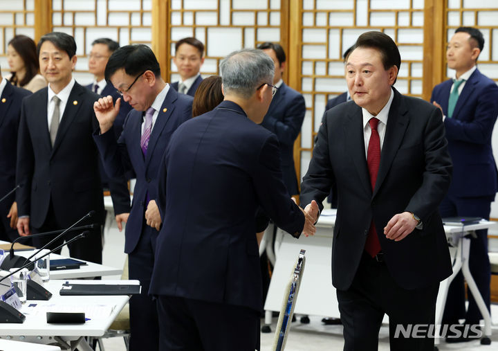 [서울=뉴시스] 전신 기자 = 윤석열 대통령이 9일 서울 용산 대통령실 청사에서 열린 반도체 현안 점검회의에 입장하며 이정배 삼성전자 메모리사업부장(사장)과 인사하고 있다. 2024.04.09. photo1006@newsis.com