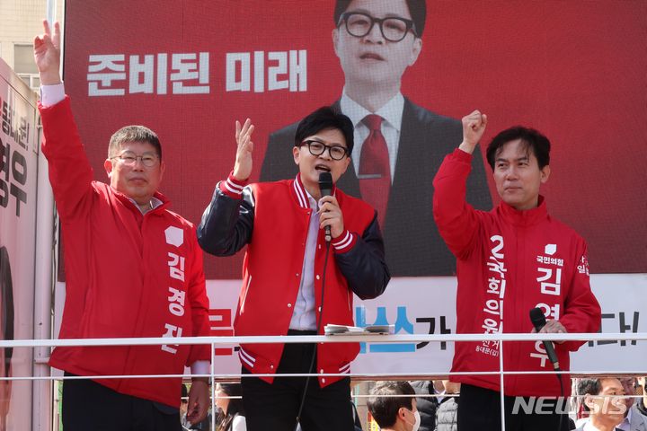 [서울=뉴시스] 조성봉 기자= 한동훈 국민의힘 비상대책위원장이 9일 오전 서울 동대문구 경동시장 인근에서 열린 김영우 동대문갑 후보, 김경진 동대문을 후보의 선거 지원유세에서 시민들에게 지지를 호소하고 있다. 2024.04.09. suncho21@newsis.com