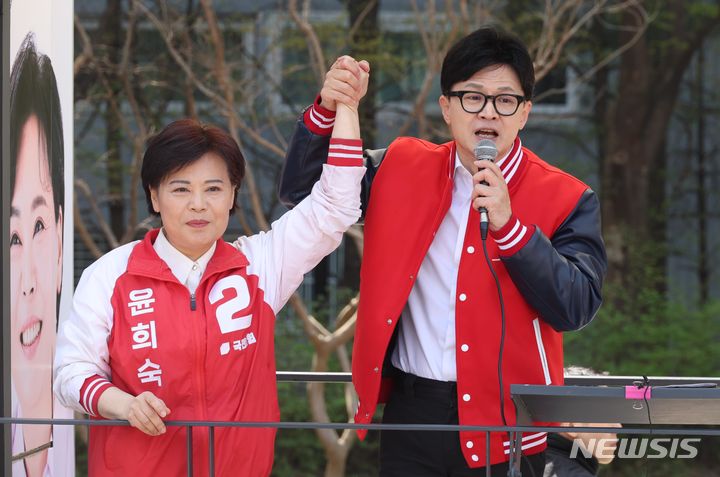 [서울=뉴시스] 조성봉 기자= 한동훈 국민의힘 비상대책위원장이 9일 오전 서울 성동구 왕십리역 광장에서 열린 윤희숙 중구성동구갑 후보의 선거 지원유세에서 시민들에게 지지를 호소하고 있다. 2024.04.09. suncho21@newsis.com