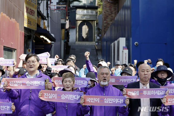 [서울=뉴시스] 최동준 기자 = 10.29이태원참사유가족협의회가 9일 서울 이태원 참사 골목 앞에서 기자회견을 열고 안전사회 위한 '4.10 진실에 투표'를 호소하고 있다. 2024.04.09. photocdj@newsis.com