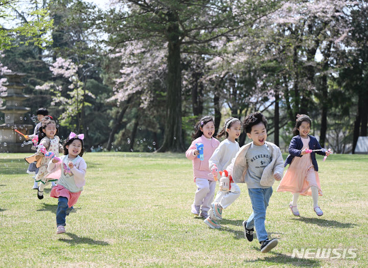 [광주=뉴시스] 박기웅 기자 = 9일 오전 광주 북구 용봉동 전남대학교로 야외활동을 나온 광주의 한 어린이집 아이들이 비눗방울을 가지고 놀고 있다. 2024.04.09. pboxer@newsis.com