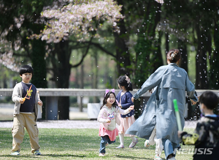 [광주=뉴시스] 박기웅 기자 = 광주 북구 용봉동 전남대학교로 야외활동을 나온 광주의 한 어린이집 아이들이 비눗방울을 가지고 놀고 있다. 2024.04.09. pboxer@newsis.com