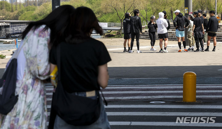 [서울=뉴시스] 정병혁 기자 = 4·10 총선 본투표일인 10일 수요일은 아침엔 최저기온이 3~10도까지 떨어졌다가 낮엔 20도 내외로 올라 포근하겠다. 사진은 지난 9일 서울 서초구 반포한강공원에서 가벼운 옷차림을 한 시민들이 이동하고 있는 모습. 2024.04.09. jhope@newsis.com