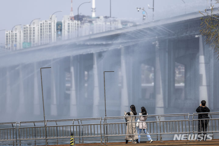 [서울=뉴시스] 정병혁 기자 = 완연한 봄 날씨를 보인 9일 서울 서초구 반포한강공원을 찾은 시민들이 분수를 바라보고 있다. 2024.04.09. jhope@newsis.com