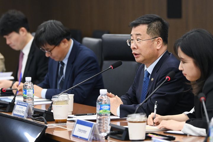 [서울=뉴시스] 강경성 산업통상자원부 1차관이 9일 서울 중구 대한상공회의소에서 호 텍 화 싱가포르 난양공대 총장과 면담하고 있다. (사진=산업통상자원부 제공) 2024.04.09. photo@newsis.com *재판매 및 DB 금지