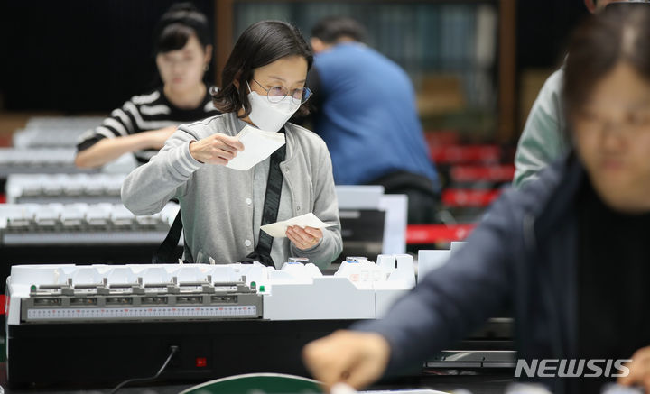 [제주=뉴시스] 우장호 기자 = 제22대 국회의원 선거를 하루 앞둔 9일 오후 제주시 한라체육관에서 제주도선거관리위원회 관계자들이 선거구 개표소 준비와 막바지 장비 점검을 하고 있다. 2024.04.09. woo1223@newsis.com