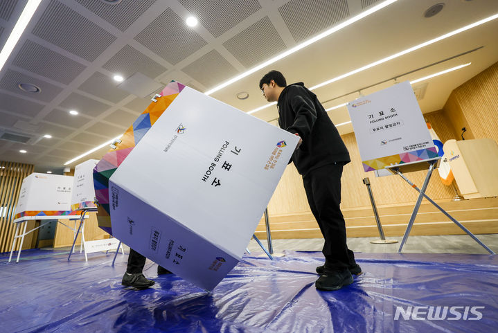 [서울=뉴시스] 정병혁 기자 = 제22대 국회의원 선거를 하루 앞둔 9일 서울 영등포구 YDP미래평생학습관에 설치된 투표소에서 선거사무원이 기표소를 설치하고 있다. 2024.04.09. jhope@newsis.com