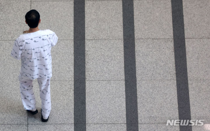 [서울=뉴시스] 김명년 기자 = 지난 9일 오후 서울시내 대학병원에서 환자가 이동하고 있는 모습. 2024.04.09. kmn@newsis.com