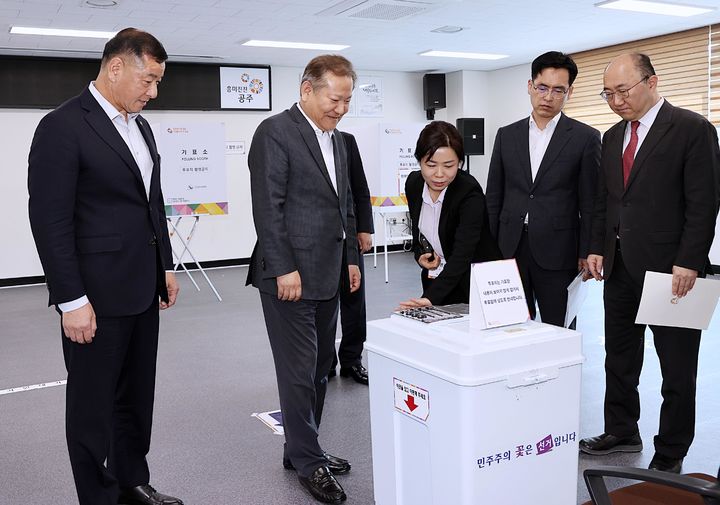 [서울=뉴시스] 이상민 행정안전부 장관이 제22대 국회의원선거를 하루 앞둔 지난 9일 충남 공주시 옥룡동 행정복지센터를 방문해 투표소 설치 상태와 선거 준비상황 등을 점검하고 있다. (사진=행정안전부 제공) 2024.04.10. *재판매 및 DB 금지