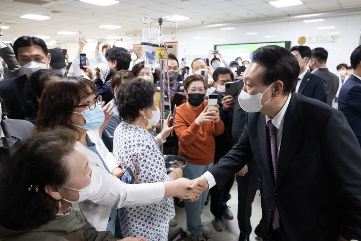 [서울=뉴시스] 윤석열 대통령이 지난 4월9일 경기 부천시 부천세종병원을 방문해 의료인과 인사나누고 있는 모습. (사진=대통령실 제공) 2024.04.09. photo@newsis.com *재판매 및 DB 금지