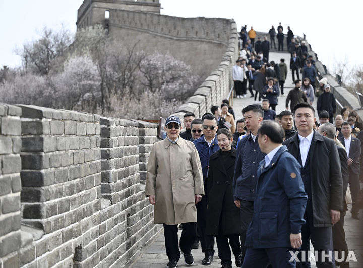 [베이징=신화/뉴시스]마잉주 전 대만 총통이 9일 중국 베이징 북부 바달링의 만리장성을 대만 청년 대표단과 함께 방문했다. 2024.4.10