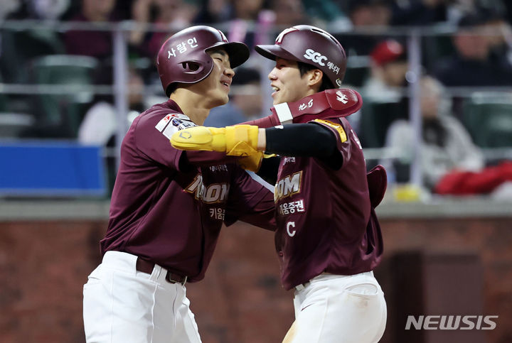 [인천=뉴시스] 홍효식 기자 = 9일 인천 SSG랜더스필드에서 열린 2024 KBO리그 키움 히어로즈와 SSG 랜더스의 경기, 5회초 2사 2,3루 상황에서 키움 최주환의 안타때 홈인한 이주형(왼쪽)과 김혜성이 기뻐하고 있다. 2024.04.09. yesphoto@newsis.com
