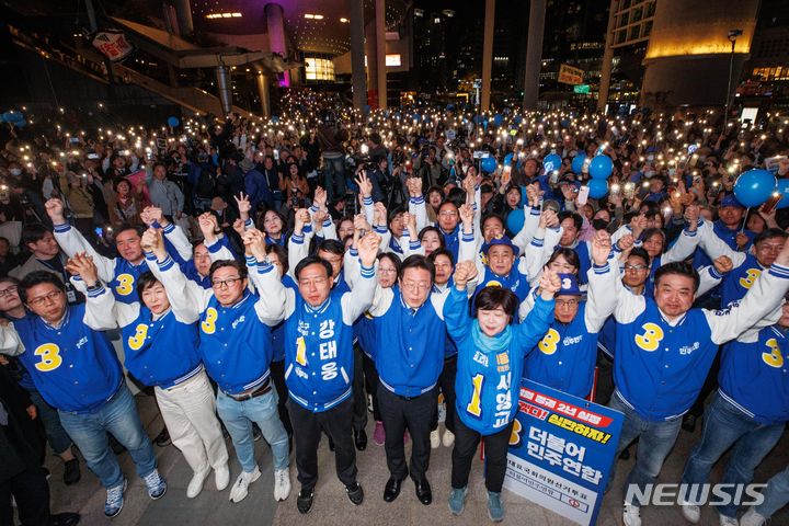 [서울=뉴시스] 이영환 기자 = 이재명 더불어민주당 대표와, 강태웅 용산구 후보를 비롯한 참석자들이 9일 오후 서울 용산구 용산역 광장에서 열린 정권심판·국민승리 총력유세에서 퍼포먼스를 하고 있다. (공동취재) 2024.04.09. photo@newsis.com