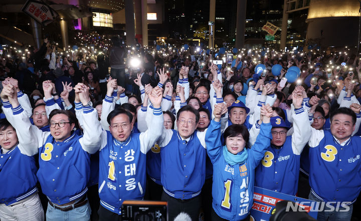 [서울=뉴시스] 이영환 기자 = 이재명 더불어민주당 대표와 강태웅 용산구 후보를 비롯한 참석자들이 9일 오후 서울 용산구 용산역 광장에서 열린 정권심판·국민승리 총력유세에서 퍼포먼스를 하고 있다. (공동취재) 2024.04.09. photo@newsis.com