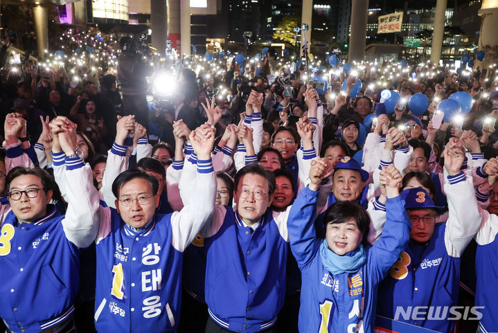 [서울=뉴시스] 이영환 기자 = 이재명 더불어민주당 대표와 강태웅 용산구 후보를 비롯한 참석자들이 9일 오후 서울 용산구 용산역 광장에서 열린 정권심판·국민승리 총력유세에서 퍼포먼스를 하고 있다. (공동취재) 2024.04.09. photo@newsis.com