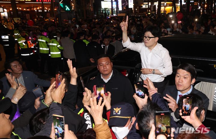 [서울=뉴시스] 조성봉 기자= 한동훈 국민의힘 비상대책위원장이 9일 오후 서울 중구 청계광장에서 '국민의힘으로 대한민국살리기' 제22대 총선 파이널 총력유세를 마친 뒤 이동하며 시민들에게 지지를 호소하고 있다. 2024.04.09. suncho21@newsis.com