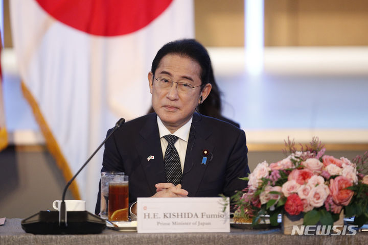 [워싱턴=AP/뉴시스]기시다 후미오(岸田文雄) 일본 총리가 '디플레이션 탈피' 선언을 당분간 연기할 방침이라고 2일 아사히신문은 보도했다. 사진은 기시다 총리가 지난달 9일(현지시각) 미국 워싱턴 소재 상공회의소에서 열린 회의에 참석해 있는 모습. 2024.05.02.