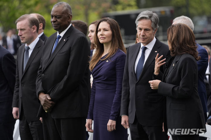 [워싱턴=AP/뉴시스]조 바이든 대통령과 질 바이든 여사가 기시다 후미오 일본 총리와 부인 기시다 유코 여사에 대한 환영식을 하기 전 (사진 왼쪽부터) 제이크 설리번 백악관 국가안보보좌관, 로이드 오스틴 국방장관, 내각 담당 비서이자 토니 블링컨 국무장관의 아내인 에반 라이언, 토니 블링컨 국무장관, 카멀라 해리스 부통령이 백악관 사우스론(남쪽 잔디밭)에 미리 도착해있다. 2024.04.11.