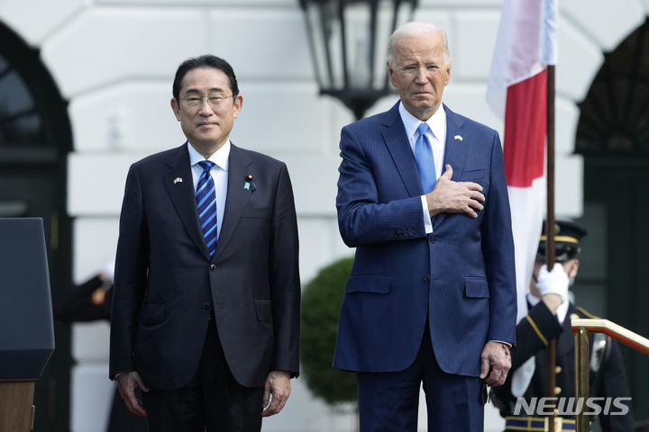 [워싱턴=AP/뉴시스]미국 백악관은 10일(현지시각) 오전 10시께부터 백악관 사우스론에서 조 바이든 미국 대통령 부부가 기시다 총리 내외의 국빈방문을 환영하는 행사를 개최했다. 2024.04.10.