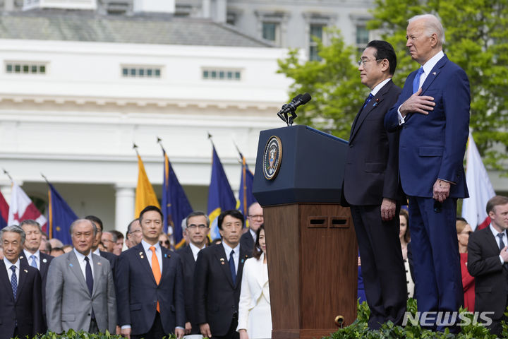 [워싱턴=AP/뉴시스]조 바이든 대통령과 기시다 후미오 일본 총리가 10일(현지시각) 워싱턴 백악관 사우스론(남쪽 잔디밭)에서 열린 환영식에서 국가 연주를 듣고 있다. 2024.04.11.
