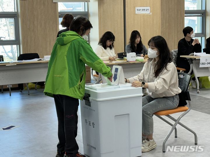 [대전=뉴시스] 김도현 기자 = 제22대 국회의원선거일인 10일 오전 대전 중구 대사동 행정복지센터 3층에 설치된 투표소에서 유권자가 투표 후 소중한 한 표를 행사하고 있다. 2024.04.10. kdh1917@newsis.com