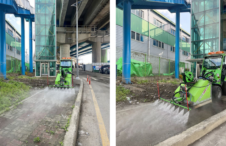 [대전=뉴시스] 대전 대덕구가 제설작업을 위해 도입한 스마트제설기에 고압 살수기를 장착해 보도블록을 청소하고 있다. (사진= 대덕구 제공) *재판매 및 DB 금지