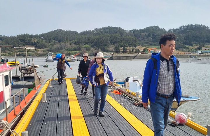 [신안=뉴시스] 제22대 국회의원 선거일인 10일 오전 전남 신안군 하의면 신도 주민들이 선박을 이용해 당두선착장에 도착, 투표소로 이동하고 있다. (사진=독자 제공) 2024.04.10. photo@newsis.com *재판매 및 DB 금지