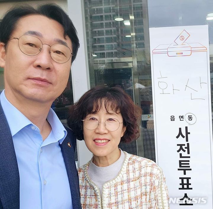 [화성=뉴시스] 정명근 화성시장이 5일 화산동 행정복지센터에 마련된 사전투표소에서 배우자와 함께 투표를 마치고 인증 사진을 찍고 있다. (사진=정명근 화성시장 페이스북 캡처) 2024.04.10. photo@newsis.com