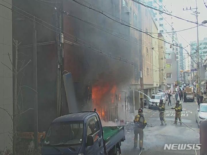 [인천=뉴시스] 이루비 기자 = 10일 오전 인천 부평구 부평동 한 상가주택에서 화재가 발생했다. (사진=인천소방본부 제공) 2024.04.10. photo@newsis.com