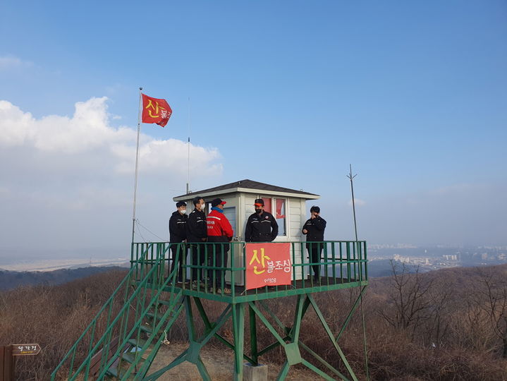 [포항=뉴시스] 강진구 기자 = 경북 포항시는 4월 한달 간을 ‘산불 특별대책 기간’으로 정하고 대형 산불 사전 차단을 위해 행정력을 집중하고 있다고 10일 밝혔다.사진은 산불감시탑 운영 전경.(사진=포항시 제공) 2024.04.10.photo@newsis.com *재판매 및 DB 금지