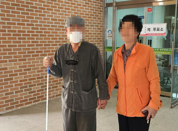 한 표 행사하고 돌아가는 장애인 노부부 *재판매 및 DB 금지