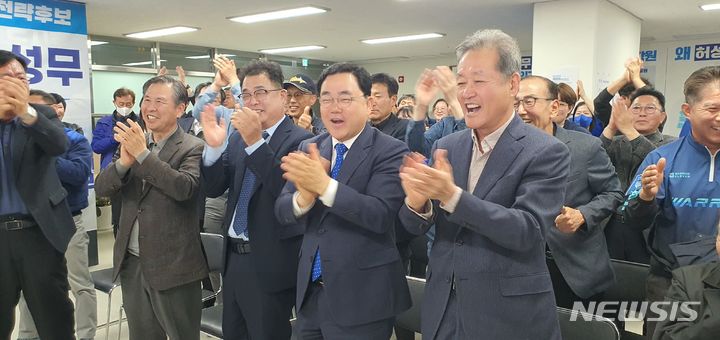 [창원=뉴시스] 강경국 기자 = 제22대 총선 경남 창원시 성산구에 출마한 더불어민주당 허성무 후보가 10일 오후 발표된 방송사 출구조사 결과에서 50%를 넘기자 환호하고 있다. 2024.04.10. kgkang@newsis.com