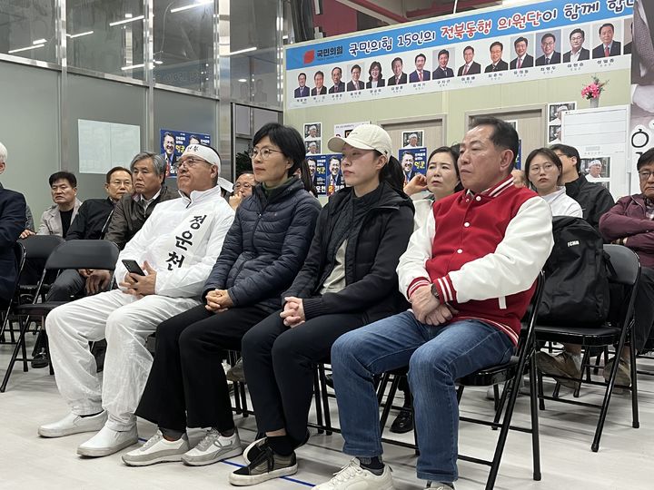 [전주=뉴시스] 강경호 수습기자 = 국민의힘 전북특별자치도당 선거대책본부인 정운천 후보 사무실에서 출구조사 결과에 침묵만이 흐르고 있다. *재판매 및 DB 금지