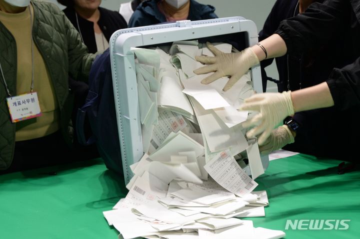 [청주=뉴시스] 조성현 기자 = 22대 국회의원 선거 투표가 종료된 10일 오후 충북 청주시 서원구 사직동 올림픽국민생활관에 마련된 개표소에서 개표사무원들이 투표지 분류 작업을 하고 있다. 2024.04.10. jsh0128@newsis.com 