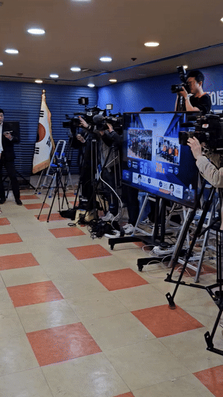 출구조사 발표후 환호에 답하는 민주당 곽상언 후보. *재판매 및 DB 금지