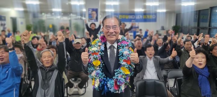 [담양=뉴시스] 송창헌 기자 = 4·15 총선 전남 담양·함평·영광·장성 선거구에서 4선에 성공한 더불어민주당 이개호 후보가 지지자들을 배경으로 엄지척을 하고 있다. (사진=이개호 후보 측 제공) 2024.04.10 photo@newsis.com *재판매 및 DB 금지