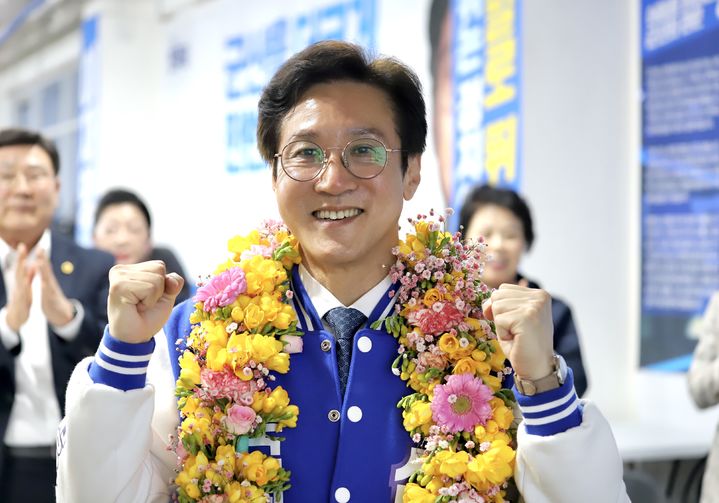 [군산·김제·부안=뉴시스]10일 제22대 국회의원선거 전북특별자치도 군산김제부안갑 지역구 당선자인 더불어민주당 신영대 후보가 지지자들의 축하를 받고 환하게 웃고 있다. *재판매 및 DB 금지