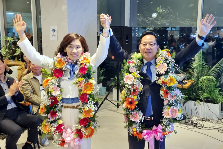 [순천=뉴시스] 10일 오후 22대 총선 더불어민주당 순천광양곡성구례 갑 김문수 후보가 선거사무소에서 당선 소식을 듣고 기뻐하고 있다. (사진=선거사무소 제공) 2024.04.10. photo@newsis.com *재판매 및 DB 금지