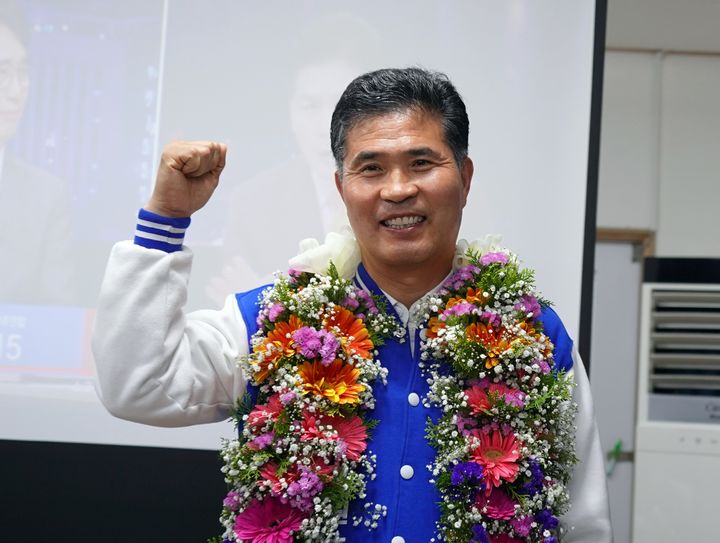 [군산·김제·부안=뉴시스]10일 제22대 국회의원선거 전북특별자치도 군산김제부안을 지역구 이원택 당선인이 지지자들의 축하를 받고 환하게 웃고 있다. *재판매 및 DB 금지