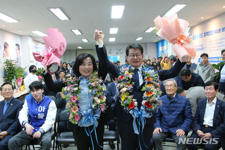 [음성=뉴시스] 연종영 기자 = 제22대 국회의원 선거 충북 증평·진천·음성 선거구에 출마한 더불어민주당 임호선 후보와 부인 이경혜씨가 10일 오후 선거사무소에서 당선이 확실시되자 지자들과 함께 환호하고 있다. 2024.04.10. jyy@newsis.com